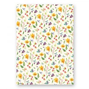 Un patrón floral colorido con flores amarillas, rosas y violetas sobre un fondo blanco.