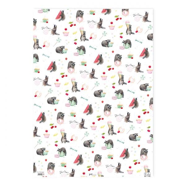Diseño estampado que presenta mapaches, sandías, cerezas, cupcakes y hojas sobre un fondo blanco.