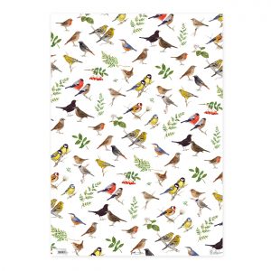 Ilustración estampada de varias especies de aves posadas en ramas con hojas y bayas sobre un fondo blanco.