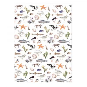 Ilustración de diversas formas de vida marina, incluidas aves, peces, estrellas de mar, conchas y algas, dispuestas en un patrón repetido sobre un fondo blanco.