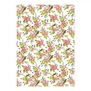 Patrón de pájaros y flores rosas en ramas sobre un fondo blanco.