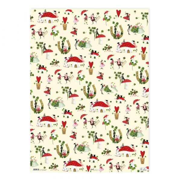 Papel estampado con ilustraciones extravagantes de tréboles, mariquitas, herraduras, hongos y hadas danzantes sobre un fondo claro.