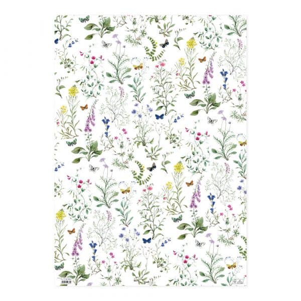 Fondo blanco con un patrón denso de varias flores de colores, hojas verdes y mariposas.