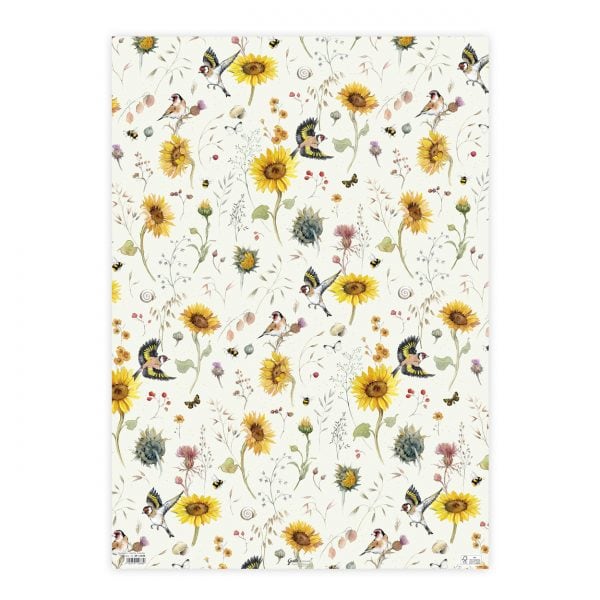 Papel estampado que presenta girasoles, pequeños pájaros y varias flores sobre un fondo claro.
