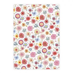 Un fondo blanco con un patrón repetido de flores de colores, que incluye rosas rosadas, margaritas rojas, nomeolvides azules y flores amarillas con hojas y tallos verdes.