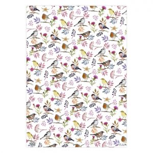 Diseño estampado que presenta pájaros, mariposas y varias flores sobre un fondo blanco.