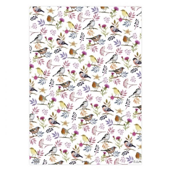Diseño estampado que presenta pájaros, mariposas y varias flores sobre un fondo blanco.