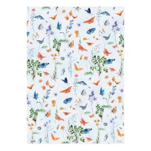 Póster que presenta un patrón de mariposas coloridas, flores y follaje sobre un fondo claro.