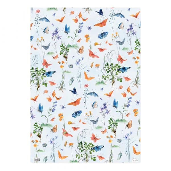 Póster que presenta un patrón de mariposas coloridas, flores y follaje sobre un fondo claro.