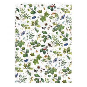 Un patrón decorativo que presenta varias hojas verdes, bayas naranjas y rojas, mariposas, insectos y bellotas sobre un fondo blanco.
