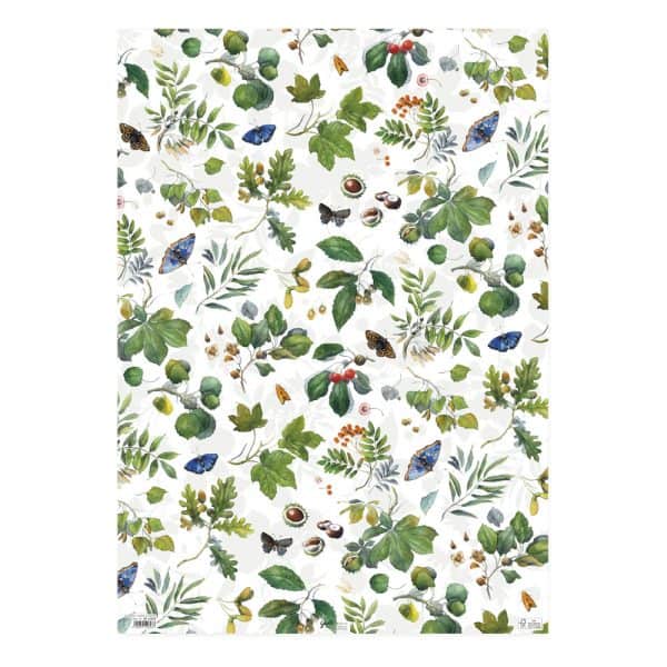 Un patrón decorativo que presenta varias hojas verdes, bayas naranjas y rojas, mariposas, insectos y bellotas sobre un fondo blanco.