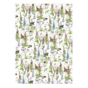Papel tapiz con estampado floral que presenta varias flores silvestres, plantas y pequeños animales sobre un fondo blanco.