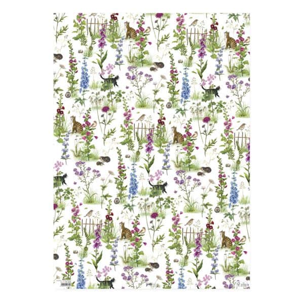 Papel tapiz con estampado floral que presenta varias flores silvestres, plantas y pequeños animales sobre un fondo blanco.
