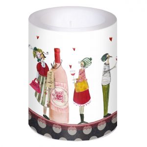Una vela con una etiqueta decorativa que representa a personas ilustradas sosteniendo copas de vino y una gran botella de vino, rodeadas de corazones rojos.