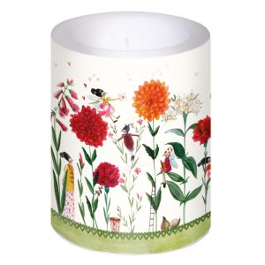 Una vela decorativa con ilustraciones de flores grandes, personitas con alas interactuando con ellas y pequeños animales en la base.