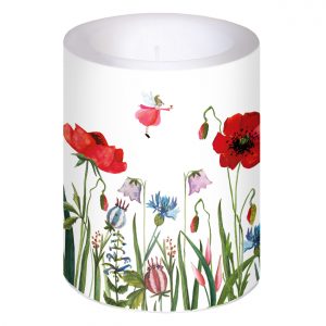 Vela cilíndrica con diseño floral de amapolas rojas, hojas verdes y una pequeña ilustración de hadas.