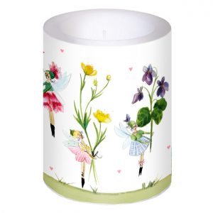 Una vela blanca con ilustraciones de hadas y flores, con colores verde, amarillo, morado y rosa.