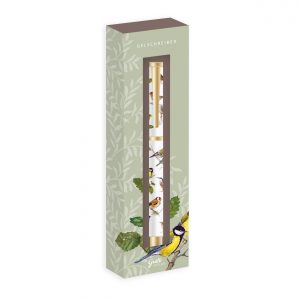 Bolígrafo de gel en caja decorativa con ilustraciones de pájaros y fondo de follaje verde.