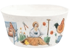 Cuenco de cerámica blanca que presenta escenas rurales pintadas con personas, gallinas y herramientas agrícolas.