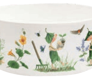 Cuenco de cerámica blanca con ilustraciones de escenas de jardinería, entre las que se incluyen flores, un rastrillo, mariposas y figuras que transportan plantas.