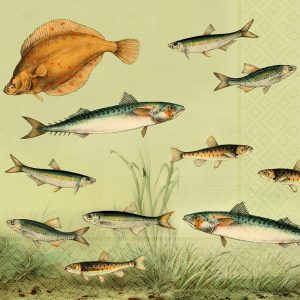 Ilustración de varias especies de peces, incluido un pez plano, una caballa y un arenque, nadando sobre un fondo estampado con algas.
