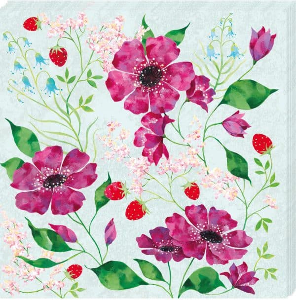 Un patrón floral con grandes flores rosas, pequeñas flores azules, hojas verdes y fresas dispersas sobre un fondo claro.