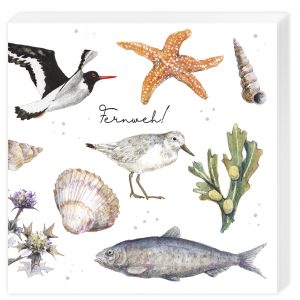 Ilustración de vida marina que incluye aves, una estrella de mar, conchas, un pez, algas y una concha de caracol sobre un fondo blanco. La palabra "Fernweh!" está escrita en el centro.
