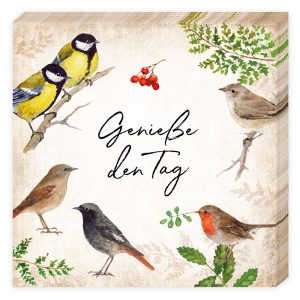Ilustración de varios pájaros posados en ramas con bayas rojas y hojas verdes, rodeando el texto en alemán "Genieße den Tag".