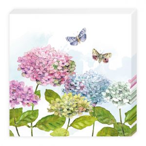 Ilustración de acuarela de hortensias rosas, azules y verdes con dos mariposas sobre un fondo blanco.
