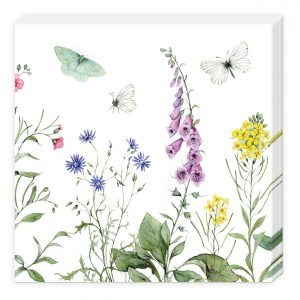 Ilustración de flores silvestres y mariposas sobre un fondo blanco, con dedaleras, acianos y flores de mostaza con tres mariposas en vuelo.