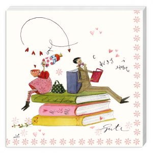 Ilustración de una mujer bebiendo de una taza y un hombre leyendo, ambos sentados sobre una pila de libros grandes. Están rodeados de corazones y garabatos divertidos.