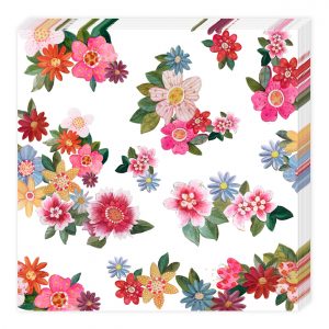 Patrón floral ilustrado con flores de colores y hojas verdes esparcidas sobre un fondo blanco.
