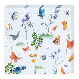 Servilleta ilustrada con mariposas de colores, flores y hierba sobre un fondo claro.