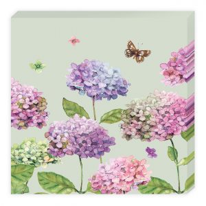 Pintura de acuarela de hortensias rosas, moradas y azules con hojas verdes, acompañadas de mariposas y una pequeña flor rosa sobre un fondo verde claro.
