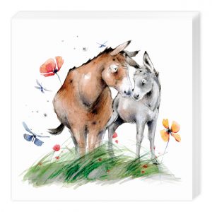 Dos burros están parados uno cerca del otro en un campo de hierba con flores y libélulas a su alrededor.