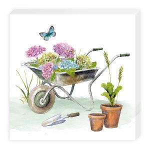 Ilustración de una carretilla con hortensias, una mariposa encima, herramientas de jardinería y plantas en macetas en el suelo.