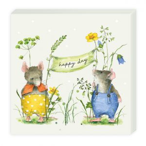 Dos ratones de dibujos animados con ropas coloridas están de pie entre flores. Uno de ellos sostiene un cartel que dice "feliz día".