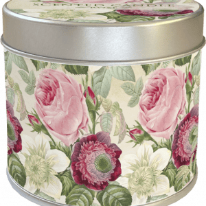 Un recipiente de lata decorativo con diseños florales rosas y blancos en el exterior, probablemente utilizado para guardar velas aromáticas.