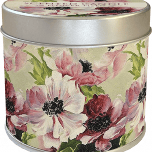 Contenedor de vela en forma de hojalata con diseño floral rosa y blanco en los laterales y la tapa.