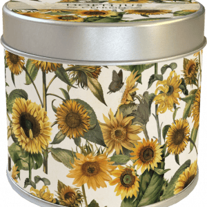 Una lata redonda de metal con tapa, que presenta un diseño de girasol y mariposa sobre un fondo blanco.