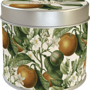Una lata redonda decorativa con ilustraciones de naranjas, hojas y flores blancas en su superficie, rematada con una tapa con el mismo diseño.