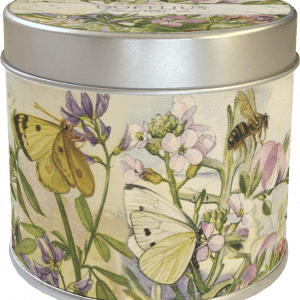 Una lata cilíndrica con un diseño floral que incluye mariposas y abejas.