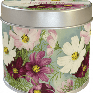 Una lata redonda de metal con un diseño floral que incluye flores rosas, blancas y rojo oscuro sobre un fondo azul claro.