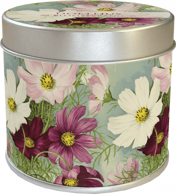 Una lata redonda de metal con un diseño floral que incluye flores rosas, blancas y rojo oscuro sobre un fondo azul claro.