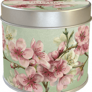 Un recipiente de lata redondo con tapa, que presenta un diseño floral de flores rosas y blancas sobre un fondo verde claro.