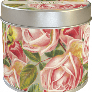 Una lata redonda de metal con un diseño floral con rosas rosadas y hojas verdes.
