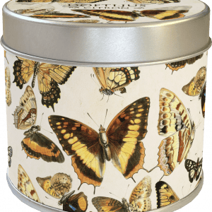 Lata metálica redonda con diseño de varias mariposas de colores sobre fondo blanco.