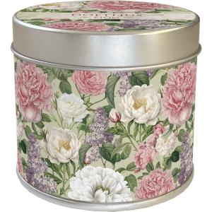 Una lata redonda de metal con un estampado floral que incluye flores rosas y blancas y hojas verdes sobre un fondo crema.