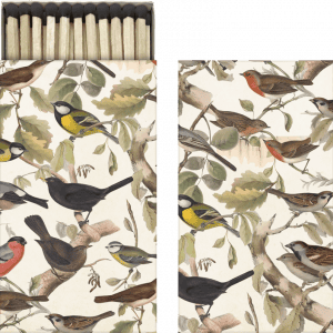 Una caja de fósforos con un envoltorio que presenta una ilustración detallada de varios pájaros posados en ramas con hojas.