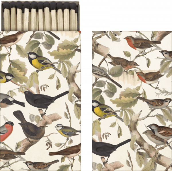 Una caja de fósforos con un envoltorio que presenta una ilustración detallada de varios pájaros posados en ramas con hojas.